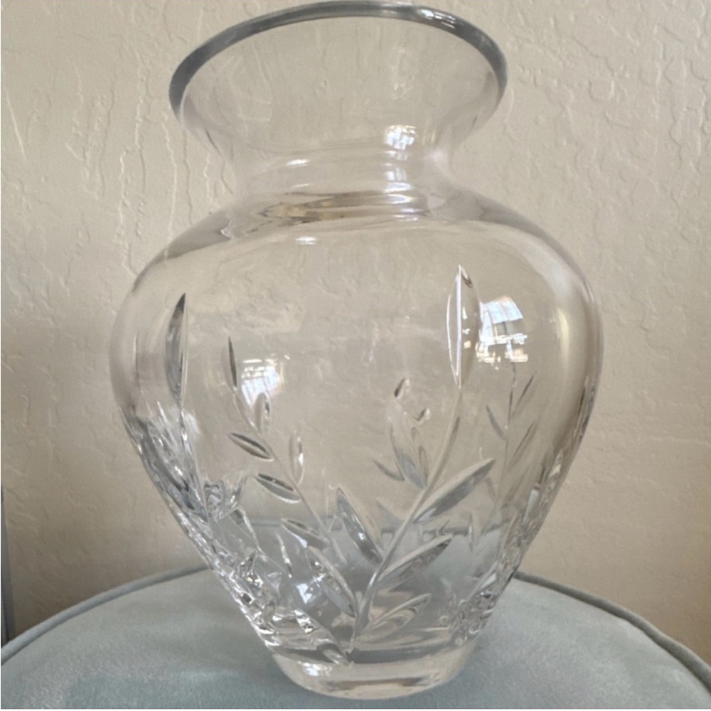 Chrystal Flower  Vase with Leaf Pattern, Decorative Glossy Floral Design